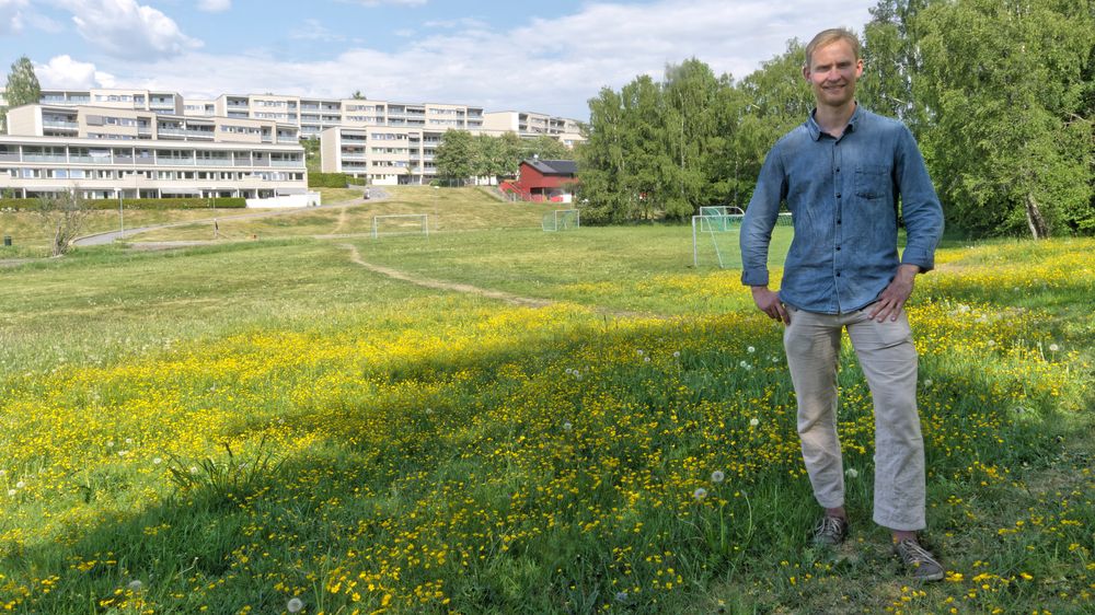 Under gresset og blomsterengen skal Sigmund Langedal Breivik lede arbeidet med å bore 170 hull ned til 150 meter og bruke fjellet til varmelager. Det tekniske bygget som føres opp blir i tillegg hotell for flaggermus og innsekter.