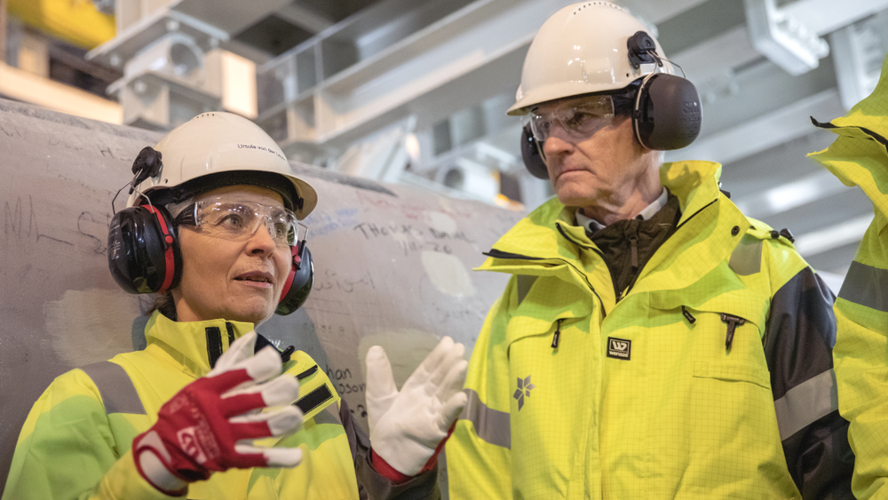 EU-kommisjonens president Ursula von der Leyen og statsminister Jonas Gahr Støre på Troll-plattformen. Uenighet om utvinning av gass og olje i Arktis forsinket den grønne alliansen. Nå skal Norge og EU fylle den med innhold.