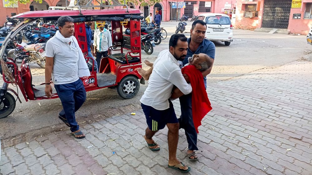 En eldre mann blir båret til et sykehus i den nordlige delstaten Uttar Pradesh under hetebølgen i landet.
