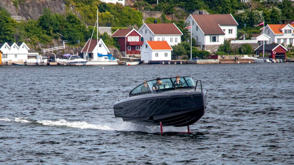 Den elektriske båten Candela C-8 svever over vannet, og lar deg kjøre 105 kilometer mellom ladingene. 