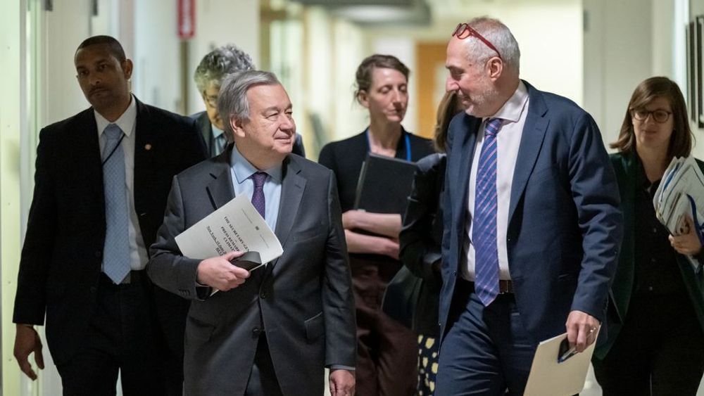 FNs generalsekretær António Guterres (foran til venstre) på vei for å snakke med journalister etter møtet med sivilsamfunnsorganisasjoner ved FNs hovedkvarter i New York forrige uke.
