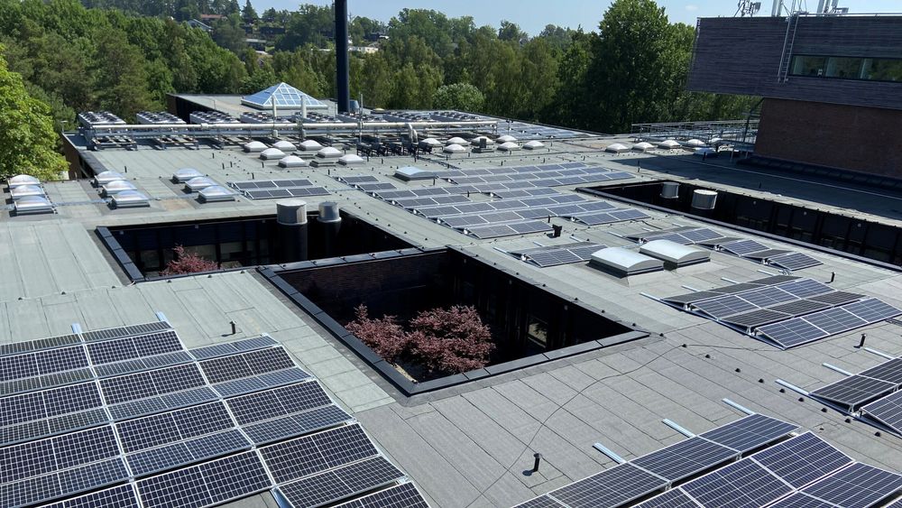 – Det skal for eksempel stå i konkurransegrunnlaget at tilbyder er pliktig til å opplyse om produksjonssted for alle produksjonsledd i verdikjeden, sier Statsbygg. Høgskolen i Østfold fikk montert solceller på taket i 2021.