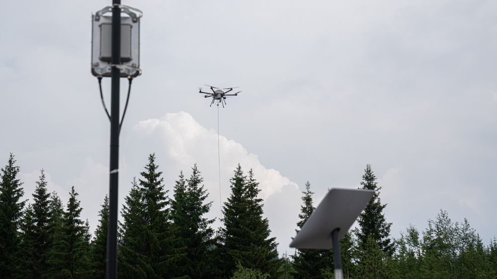 Noen av løsningene Forsvaret nylig testet for å få mobildekning ute i felt: Den mobile basestasjonen til venstre fikk signaler både fra flyvende drone og Starlink-satellittantenne. Slike løsninger kan også komme sivilsamfunnet til gode når kriser oppstår.