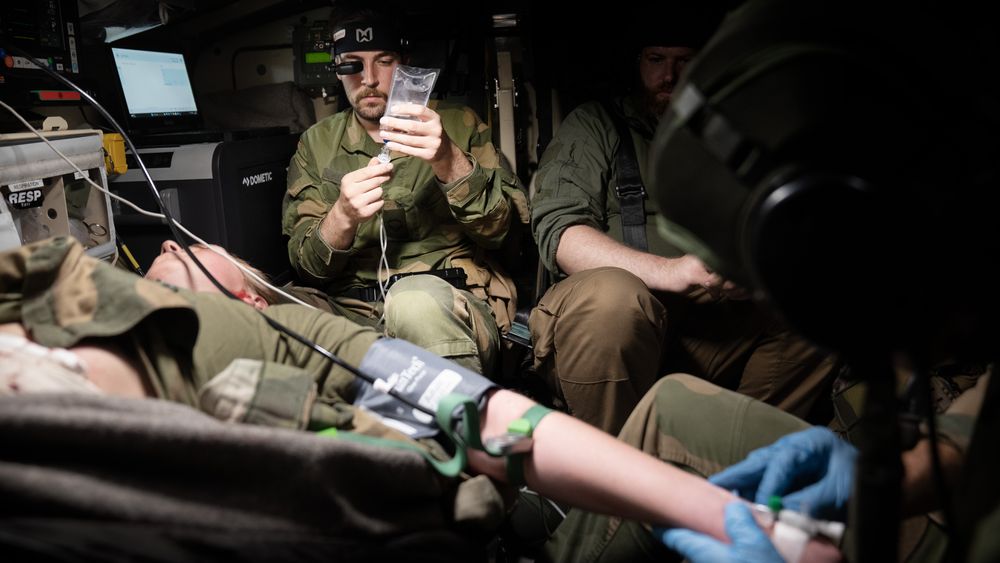 Combat medic Tinius Fjærn. Forsvaret tester 5G og annen telekom sammen med teleoperatørene Telia, Telenor og Ice. Her fra en øvelse ved Steinsjøen i juli. 