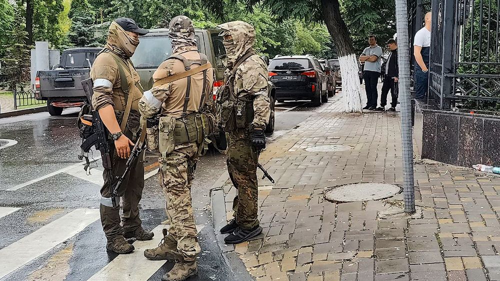 Leiesoldater fra Wagner-gruppen holder vakt i nærheten av det russiske militærets hovedkvarter i den russiske byen Rostov-na-Donu lørdag.