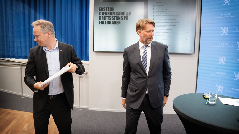 Samferdselsminister Jon-Ivar Nygård (t.v.) mottok i dag den eksterne Follobanen-rapporten fra Dag Fredrik Bjørnland i Implement Consulting Group.