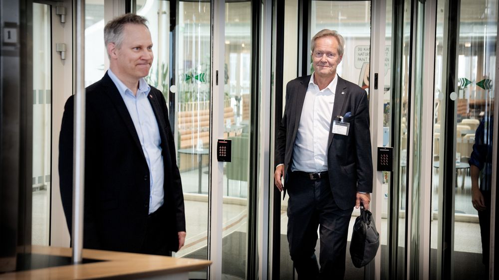 Samferdselsminister Jon-Ivar Nygård (t.v.) sammen med styreleder Cato Hellesjø i Bane Nor etter møtet der de to diskuterte funnene i den første eksterne granskningsrapporten som er lagt frem om Follobanen.
