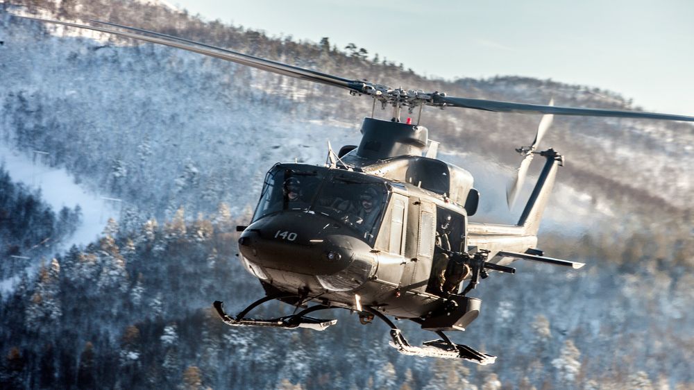 Ni Bell 412-helikoptre stasjoneres i en egen skvadron i Bardufoss. Bildet er fra en tidligere vinterøvelse i Norge.