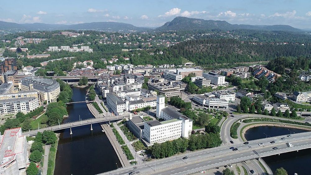 Sandvika med Rådhuset, elven og Kolsåstoppen i bakgrunnen.