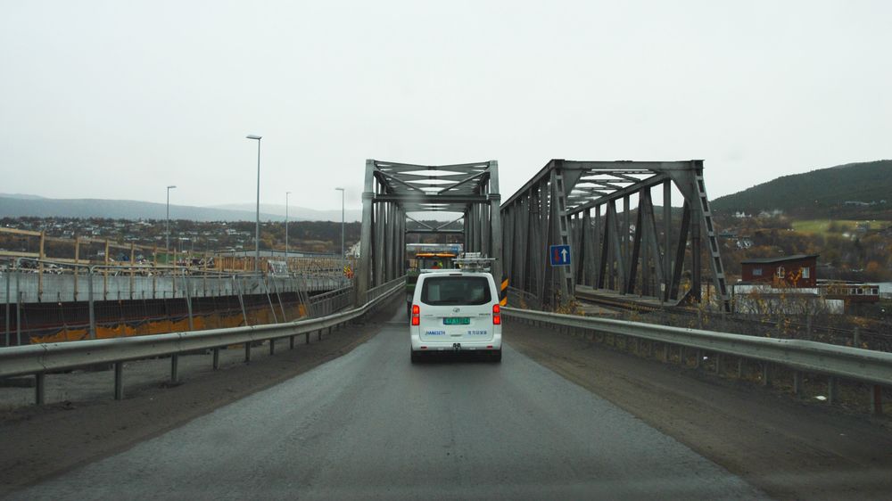 Rett fram: Den gamle, smale brua som nå skal rives. Tv. den nye veibrua og th. jernbanebrua. Bildet er tatt før ny vei åpnet for trafikk.   