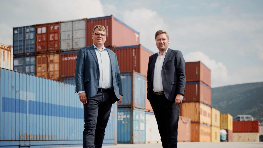 Både Bård Singstad (t.v.) og Fredrik Ekerhovd i Knowit er fornøyd med å ha vunnet oppdraget med å digitalisere Tolletaten.