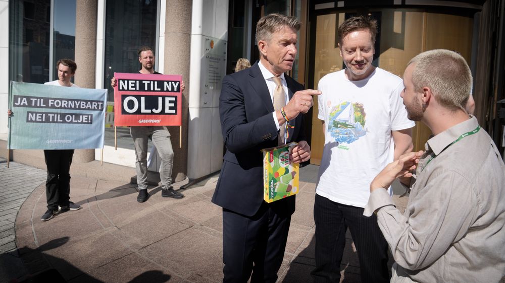 Olje- og energiminister Terje Aasland møtte Greenpeace-leder Frode Pleym og Gytis Blazevicius i Natur og ungdom utenfor departementet, etter å ha godkjent 19 nye oljeprosjekter. Ministeren kunne by på is.