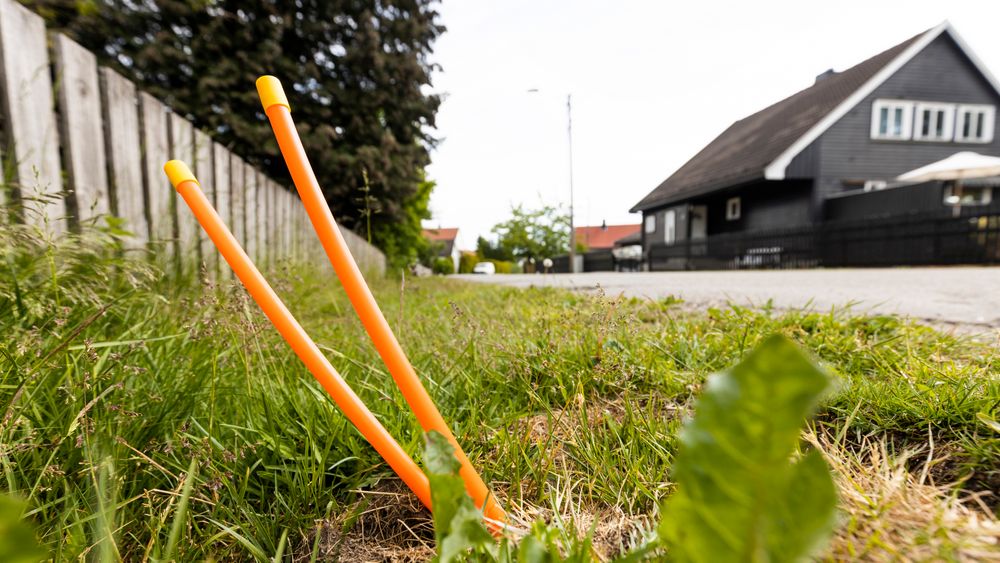 Når rørene med fiber har nådd fram til huset skal det på sikt bli raskere å bytte leverandør av tjenester på fiberen. Her et bilde av fiberrør i Sandefjord.