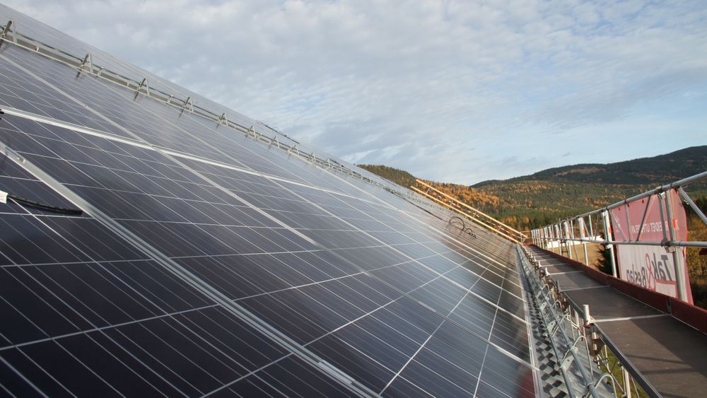 Høgskolen i Hedmark, campus Evenstad, hadde Norges største solcelleanlegg da det sto ferdig i desember 2013. 