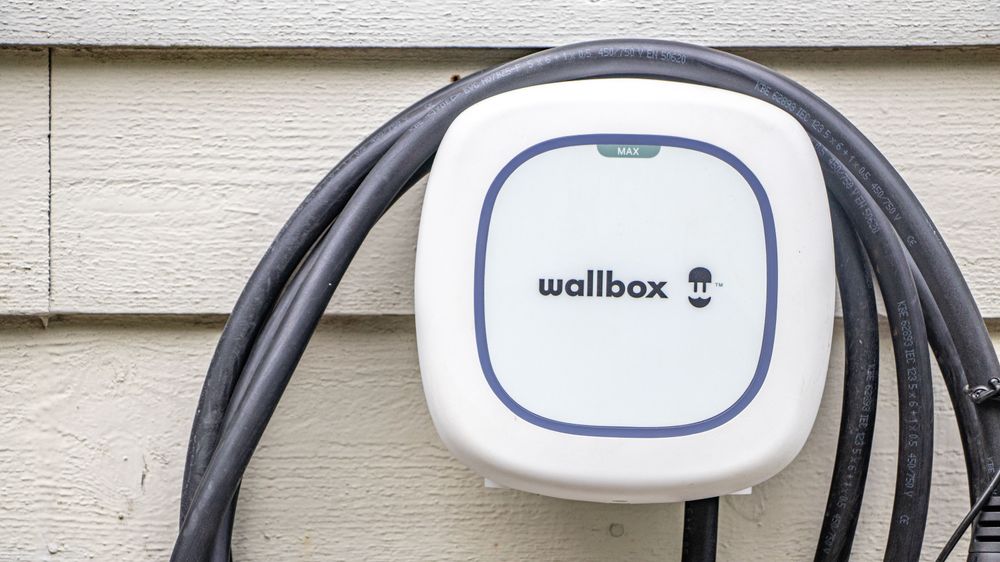 Wallbox Pulsar Max er en ladestasjon som kan det meste, og som leverer høy effekt.