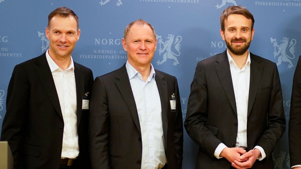 Lars Christian Bacher, administrerende direktør i Morrow Batteries, i midten. Til høyre Beyonder-sjef Svein Kvernstuen , til venstre næringsminister Jan Christian Vestre (Ap).