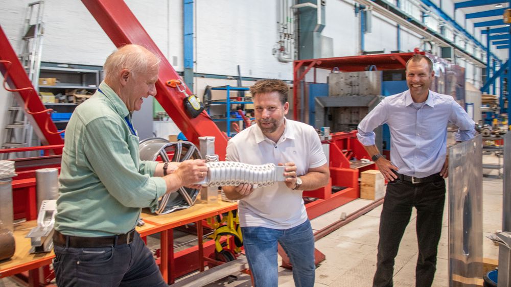NTNU-professor Magnus Langseth og Audis R&D-ekspoert Arjan Strating viser hvordan aluminiumsdelen kunne sett ut dersom de hadde vært litt sterkere. Men det er hit han og kollega Florian Meyer kommer for å finne ut hvordan aluminium oppfører seg under kollisjoner.