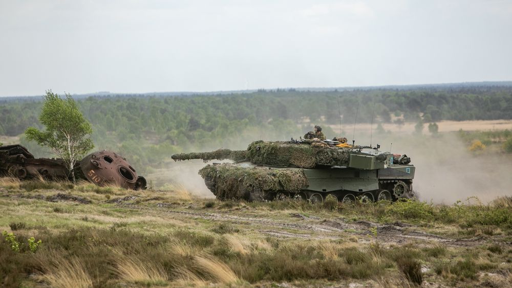 Når norske Leopard 2A4 skal erstattes med Leopard 2A8 fra 2026, blir det med 54 nye stridsvogner – ikke 72. Dette er fra Wettiner Heide-øvelsen i fjor med ei vogn fra Eskadron 1 i Telemark bataljon.