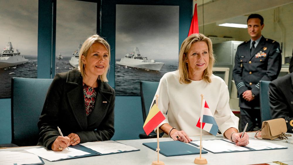 Belgias forsvarsminister Ludivine Dedonder (t.v) og Nederlands forsvarsminister Kajsa Ollongren undertegner avtalen om å anskaffe fregatter.