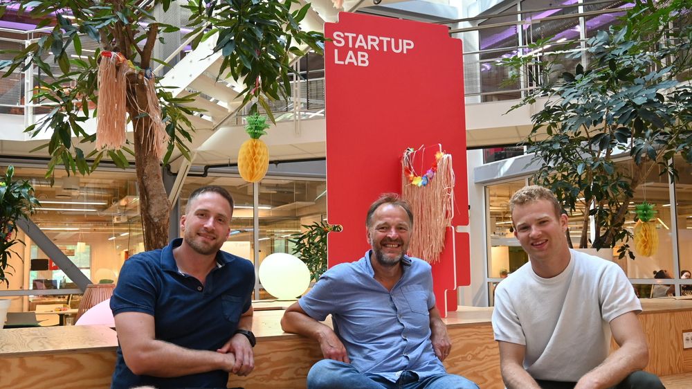 Ronny Liverød (t.v.), Per Einar Dybvik og Karl Liapunov fra Startuplab ser at stadig flere teknologigründere sikter seg inn på klima, fornybar energi og bygg.