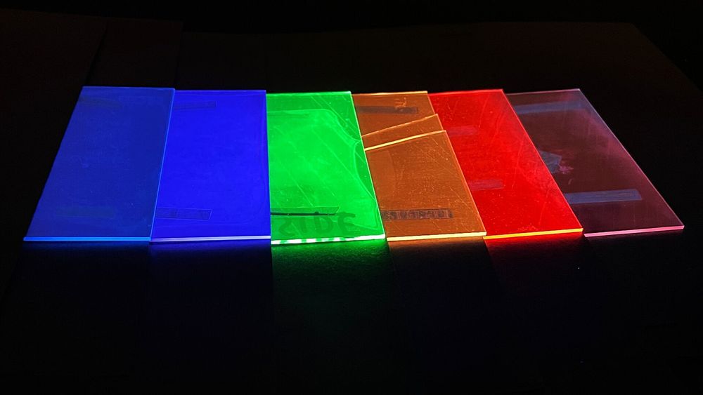 Glassplatene er belagt med ulike kombinasjoner av stoffer som gjør at UV-lys konverteres til synlig lys i ulike farger.