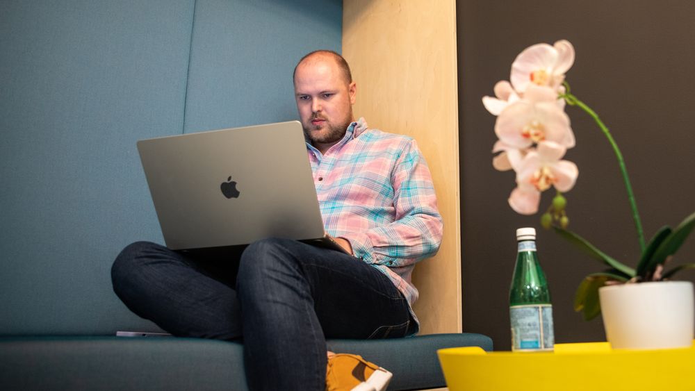 Den nye 15 tommer Macbook Air er en god kombinasjon av stor skjerm og å være bærbar. 