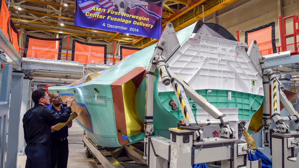 Teknikere på Northrop Grummans fabrikk i Palmdale i California gjennomfører den siste kvalitetssjekken på midtre skrogdel for AM-1, altså Norges første F-35, i desember 2014. Dersom tyskerne får det som de vil, skal Rheinmetall bygge tilsvarende komponenter i Weeze fra 2025.