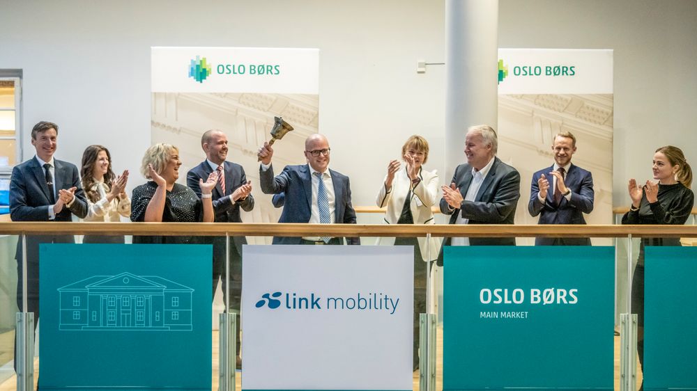 Link Mobility er notert på Oslo Børs. Bildet er fra da nåværende toppsjef Thomas Berge ringte i klokka for å markere noteringen i 2020.