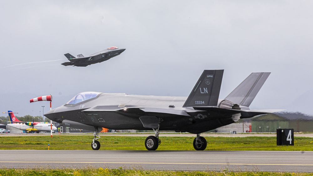 Amerikansk F-35A takser på Ørland flystasjon mens et nederlandsk F-35A tar av under øvelsen ACE. Om halvannen måned er det en ny jagerflyøvelse på Ørland.