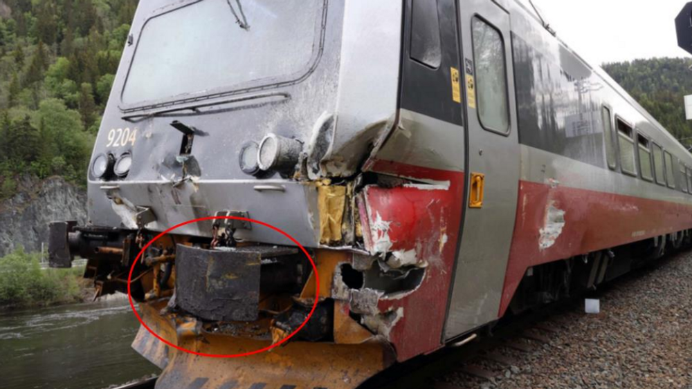 Togsettet i etterkant av ulykken. Gul maling fra traktorens tilhenger er avsatt på togets venstre buffer som er markert innenfor den røde sirkelen.