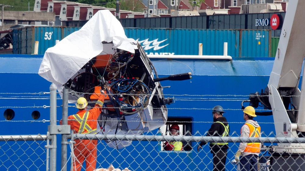 Vrakdeler fra ubåten Titan er hentet opp på land ved St. John's på Newfoundland. Fem personer mistet livet da ubåten imploderte under en ekspedisjon til Titanic-vraket.