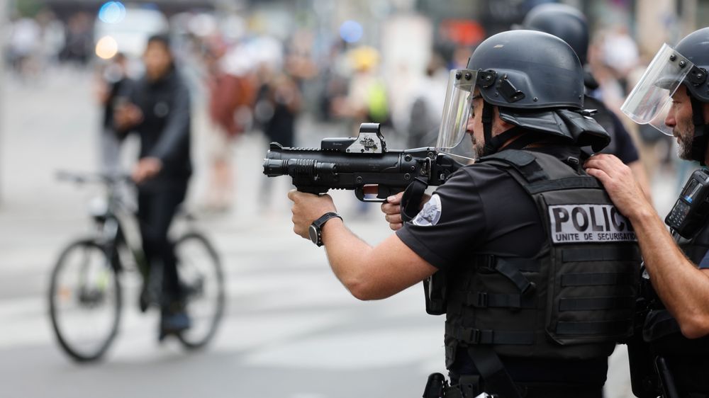 En politimann sikter under en protest fredag 30. juni 2023 i Strasbourg, øst i Frankrike. Mer enn 3600 mennesker er blitt arrestert i urolighetene over hele Frankrike den siste tiden.