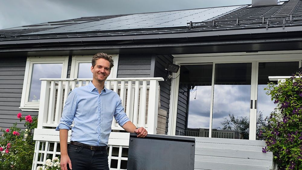Åsmund Strandgård er den første i landet med de nye solcellemodulene på taket.