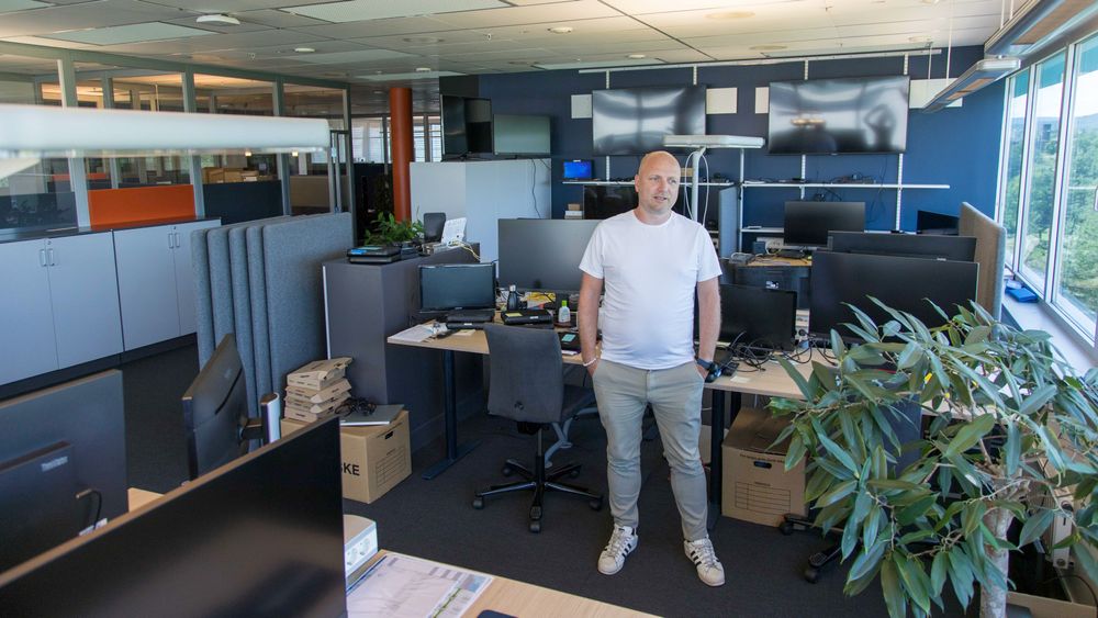 Hos betal-TV selskapet Allente er teknologidirektør Jon Espen Nergård for tiden alene i avdelingen. De fleste av de 85 ansatte som jobber med innovasjon og teknisk utvikling av produktene som sørger for at kundene får underholdning på skjermene, er på ferie.