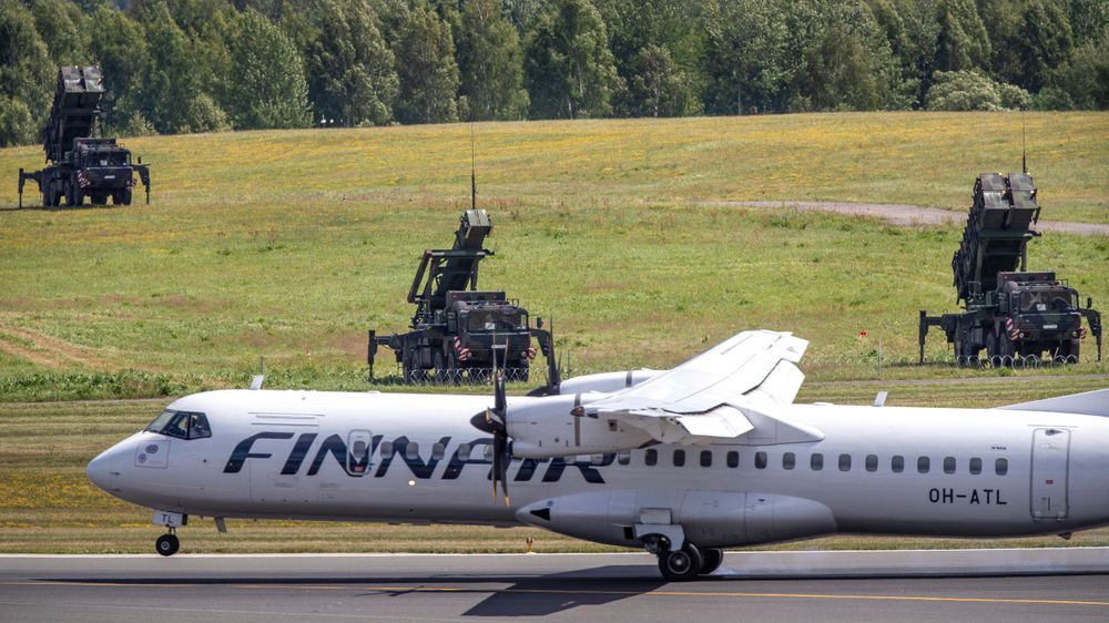 Et ATR 72-500 fra Finnair sammen med tysk Patriot-luftvern på Vilnius lufthavn lørdag 8. juli.