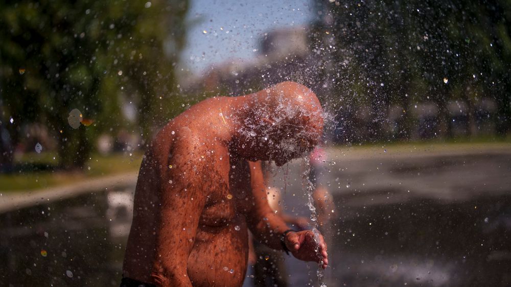 Første uken i juli ble den varmeste uka som noen gang er registrert. Her kjøler en mann seg ned i Madrid Rio park i Spania i juni som var den varmeste junimåneden registrert noensinne.