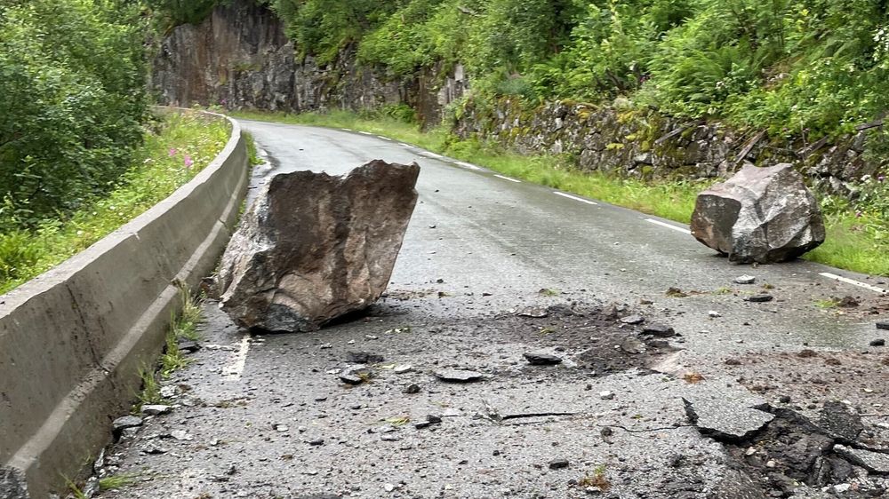 Et steinskred stengte riksvei 13 ved Lonavatnet onsdag kveld