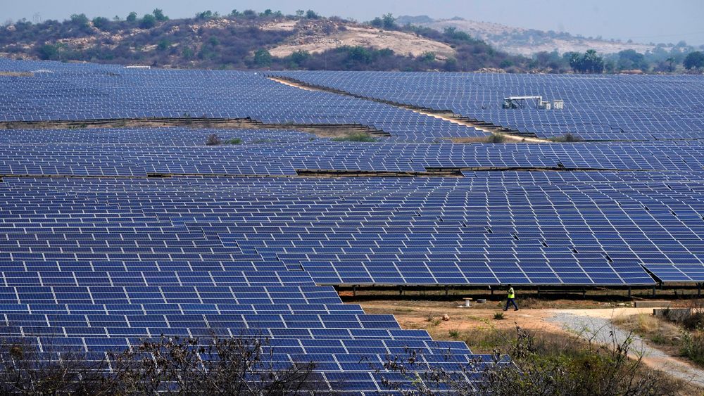 Utbygging av solkraft har for første gang blitt vurdert «i rute» i beregninger det internasjonale energibyrået (IEA) har for klimamålene. Her et solkraftprosjekt i Ramanapeta i India.