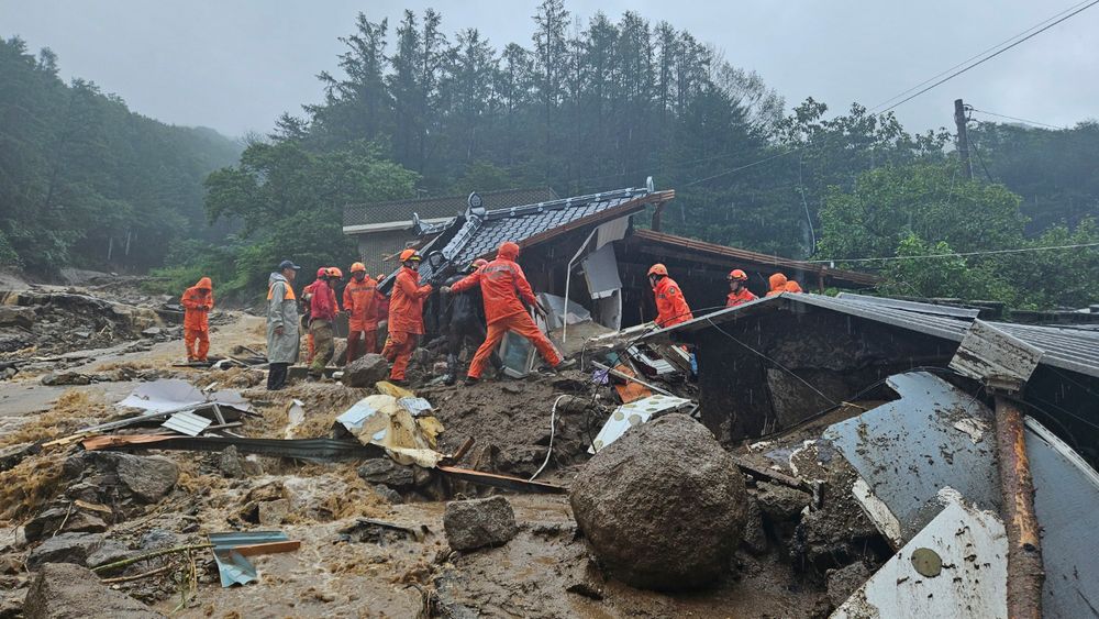 Redningsarbeidere søkte lørdag etter mennesker i et hus som kollapset etter et skred forårsaket av kraftig regn i Yeongju, Sør-Korea.