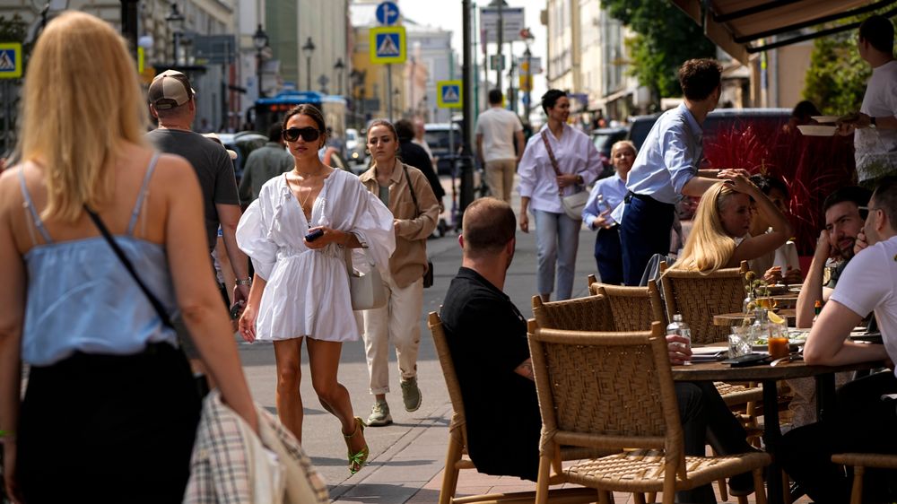 Russisk økonomi ventes å utvikle seg på nivå med europeisk økonomi i år. Slik så bybildet ved en gatecafé i Moskva ut en søndag i slutten av juni.
