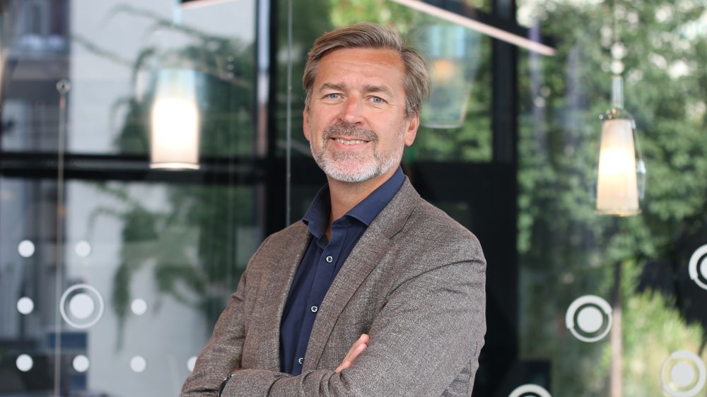 Hans-Henrik Merckoll er administrerende direktør i IBM Norge. Han mener at generativ KI kommer til å radikalt endre hvordan bedrifter opererer og at denne utviklingen kommer til å skje raskt. 