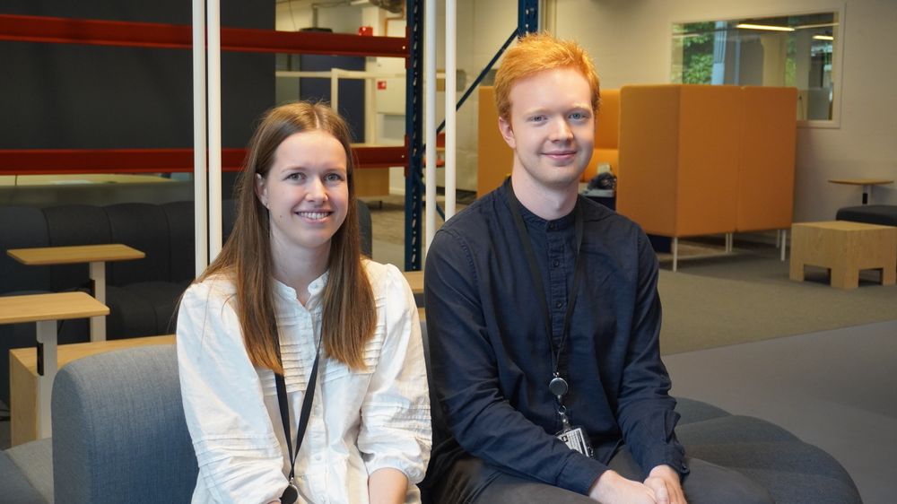 Margrethe Schrøder-Nielsen og Leander Skålevik Parton er sommerstudenter hos Skatteetaten. De jobber sammen på et KI-prosjekt. 