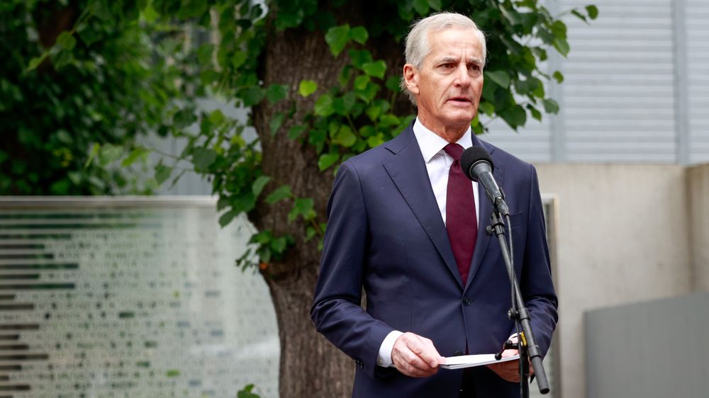 Statsminister Jonas Gahr Støre under minnemarkeringen på minnestedet foran Høyblokka i Regjeringskvartalet.