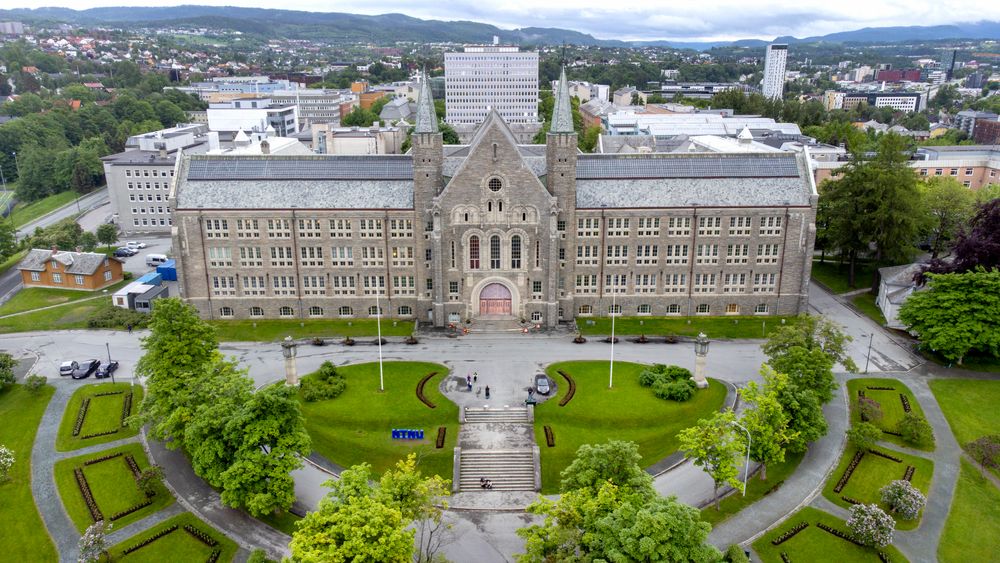 En lekkasje i et laboratorium førte til at nødetatene måtte rykke ut og evakuere en bygning ved Norges tekniske og naturvitenskapelige universitet (NTNU) i Trondheim tirsdag.