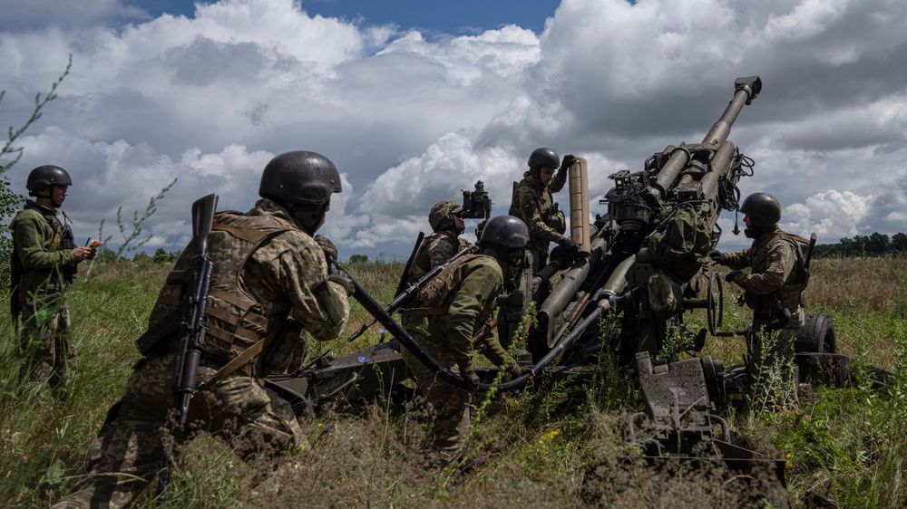 Ukrainske styrker på slagmarken i Kharkiv i juli i fjor, med M777 howitzer-artilleri sendt fra USA.