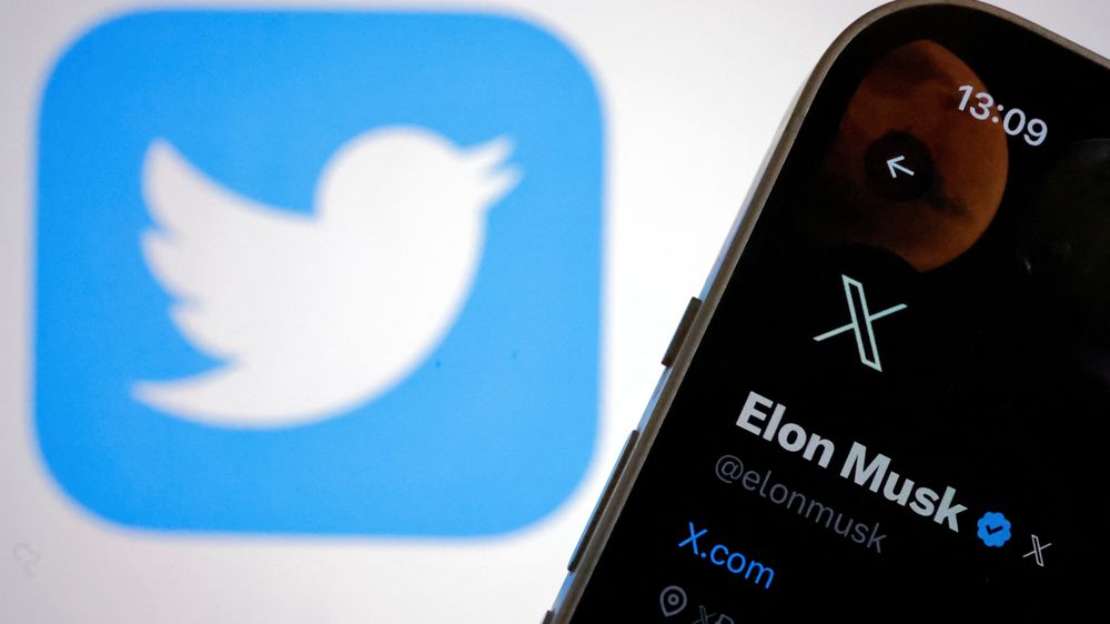 Den nye logoen til Twitter (X) sett på Twitter-kontoen til Elon Musk, mens den gamle Twitter-logoen vises i bakgrunnen.