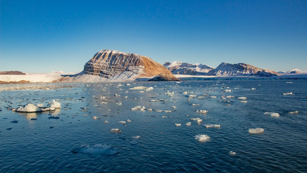 Klimaforsker Markus Årthun er ikke bekymret for en nærstående kollaps av omveltningssirkulasjonen i Atlanterhavet. Men endringer i sirkulasjonen kan være vel så alvorlig. Varmt vann fra sørligere breddegrader kommer stadig nærmere polare områder: – Det blir ofte sagt at Svalbard kommer ut av isen. Det som før var et kaldt og polart miljø blir mer og mer likt det vi har på Vestlandet, sier Årthun. Bildet viser smeltende is fra isbreer som kalver ut i Kongsfjorden ved Ny-Ålesund på Svalbard.