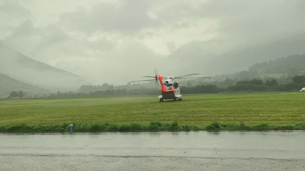 Redningshelikopter i Vistdalen i Molde kommune etter at det gikk flere jordskred søndag.