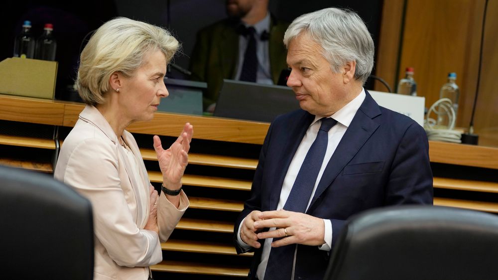 EU-kommissær Didier Reynders måtte beklage til Max Schrems at hans uttalelser «kan ha blitt tolket som kritikk av personvernorganisasjoner». Her sammen med Ursula von der Leyen tidligere i år.