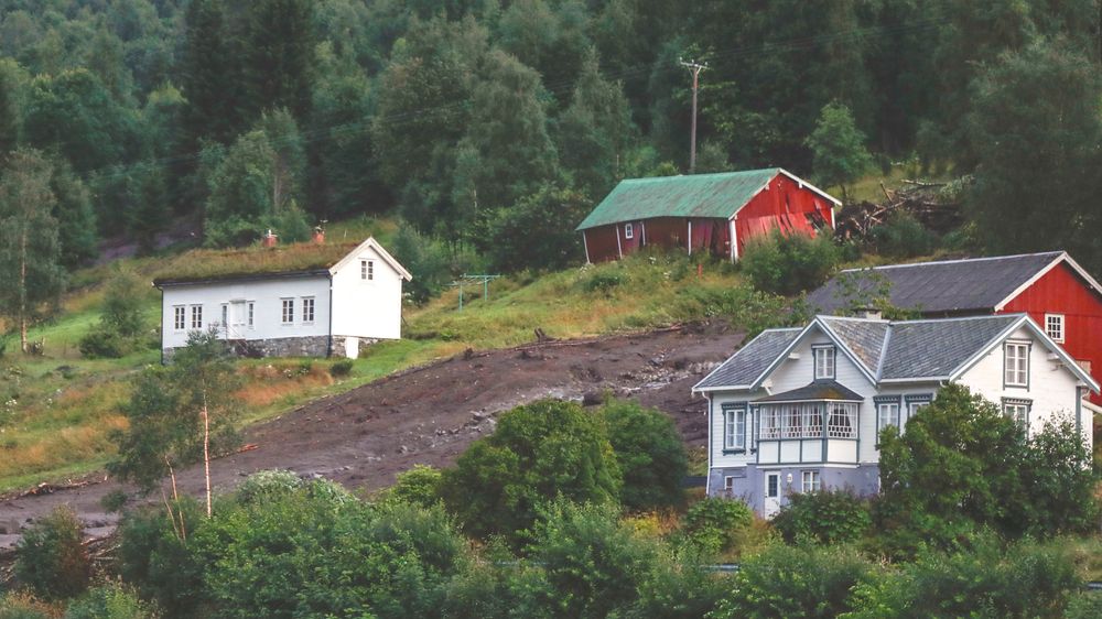 Alt av redningsmannskaper ble kalt ut til Vistdalen i Molde kommune etter at det gikk flere jordskred søndag.